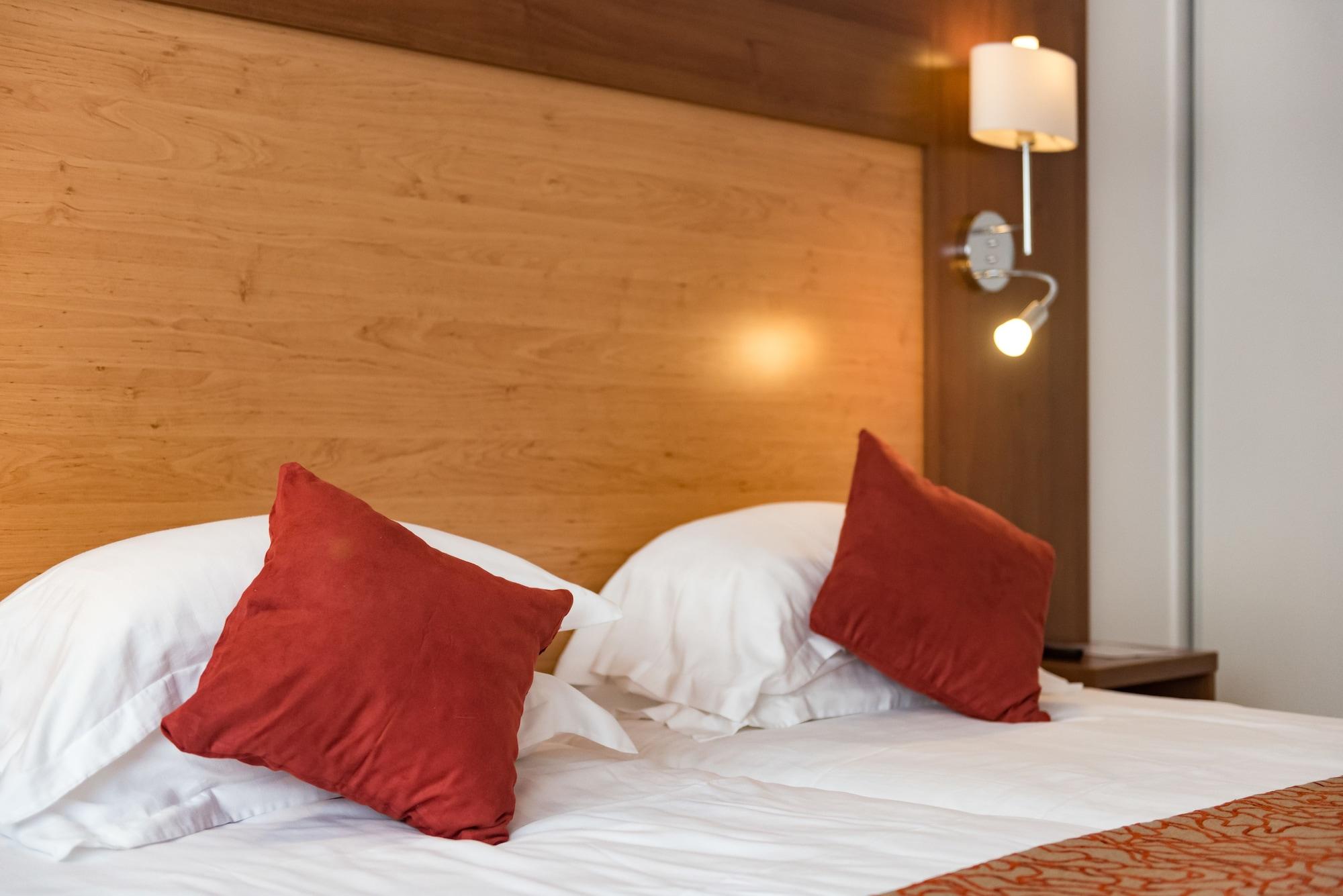 Hotel Mercure Raphael Centre 4*