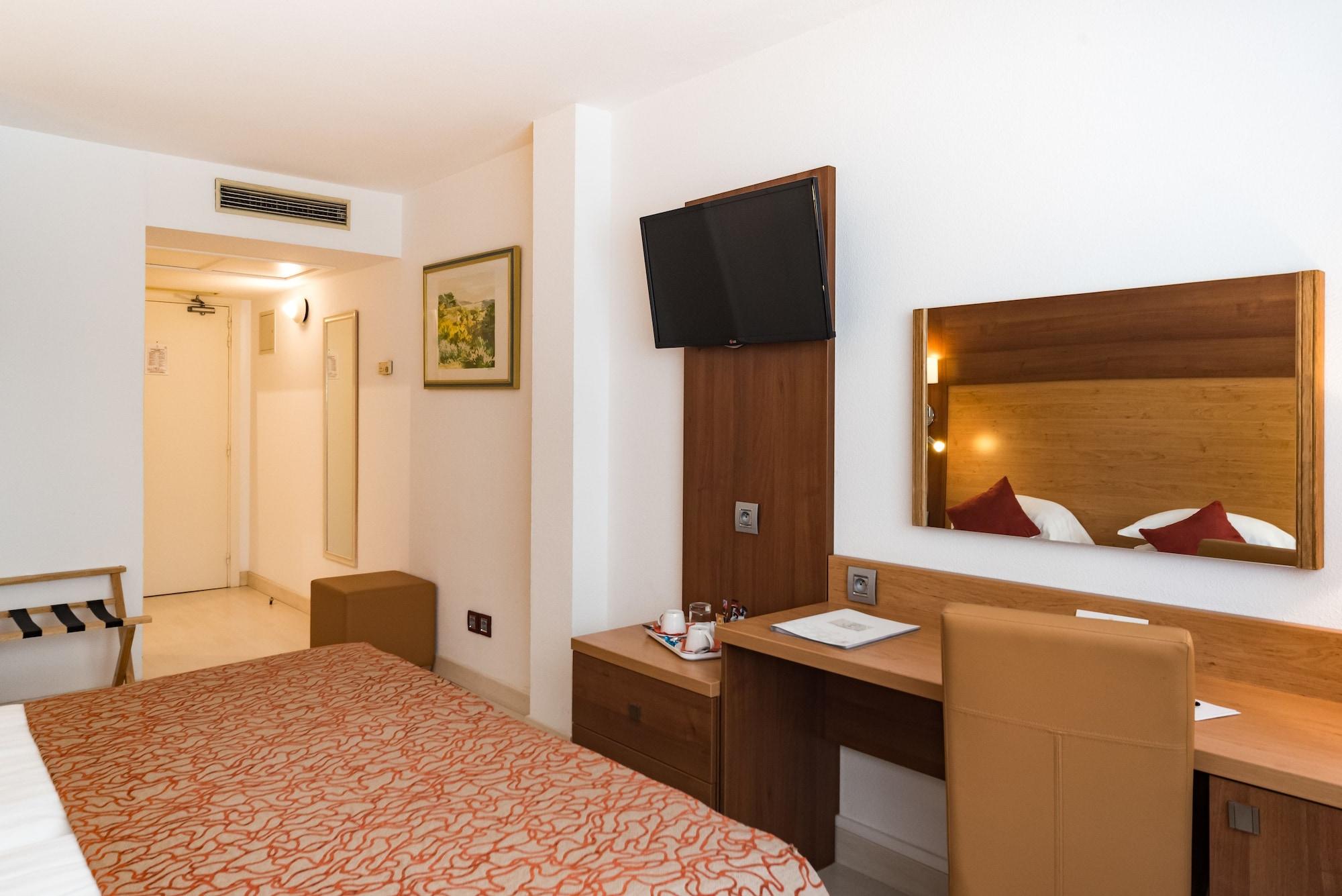 Mercure Raphael Centre 4*