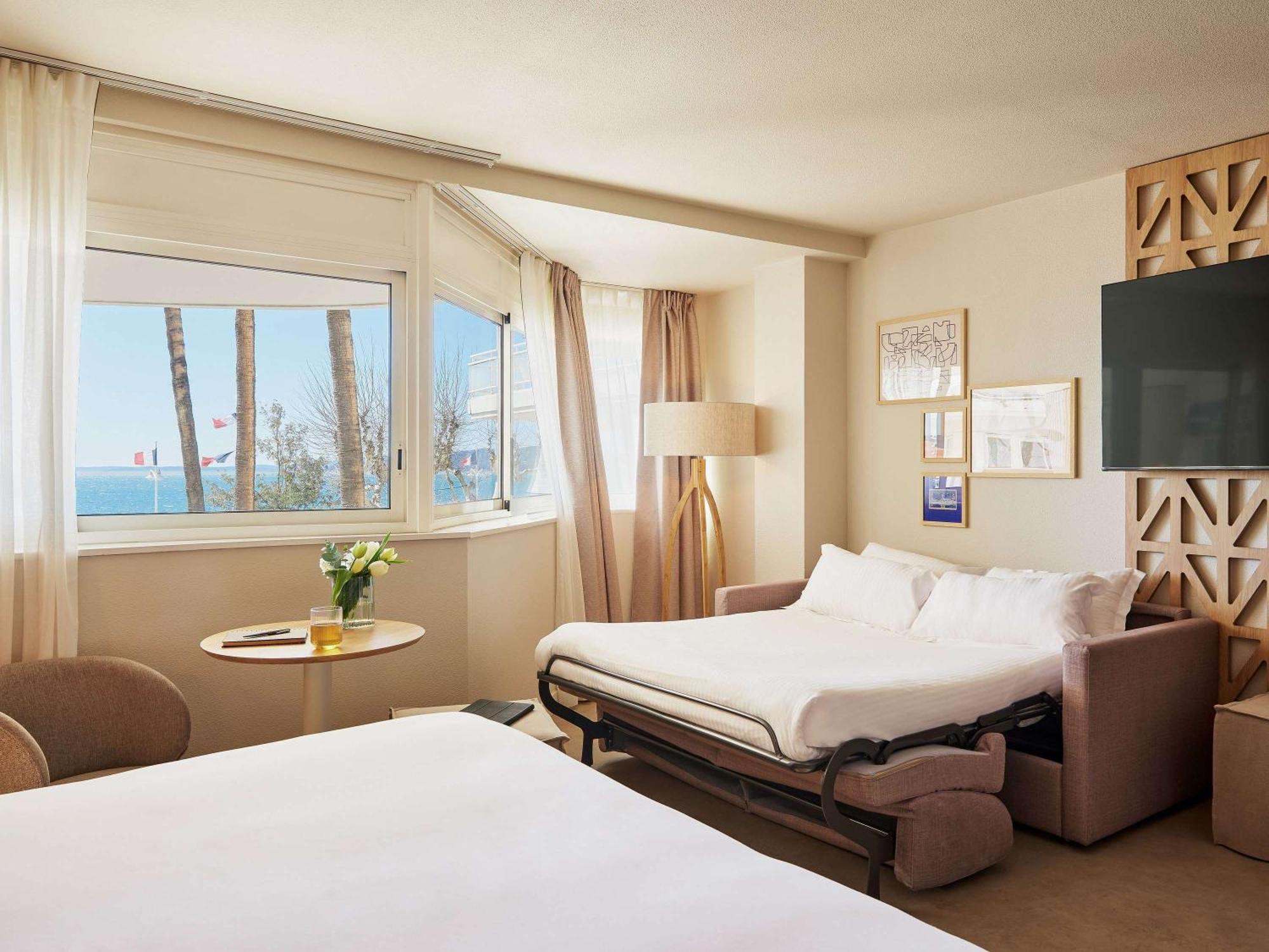 Mercure Raphael Centre Hotel 4*