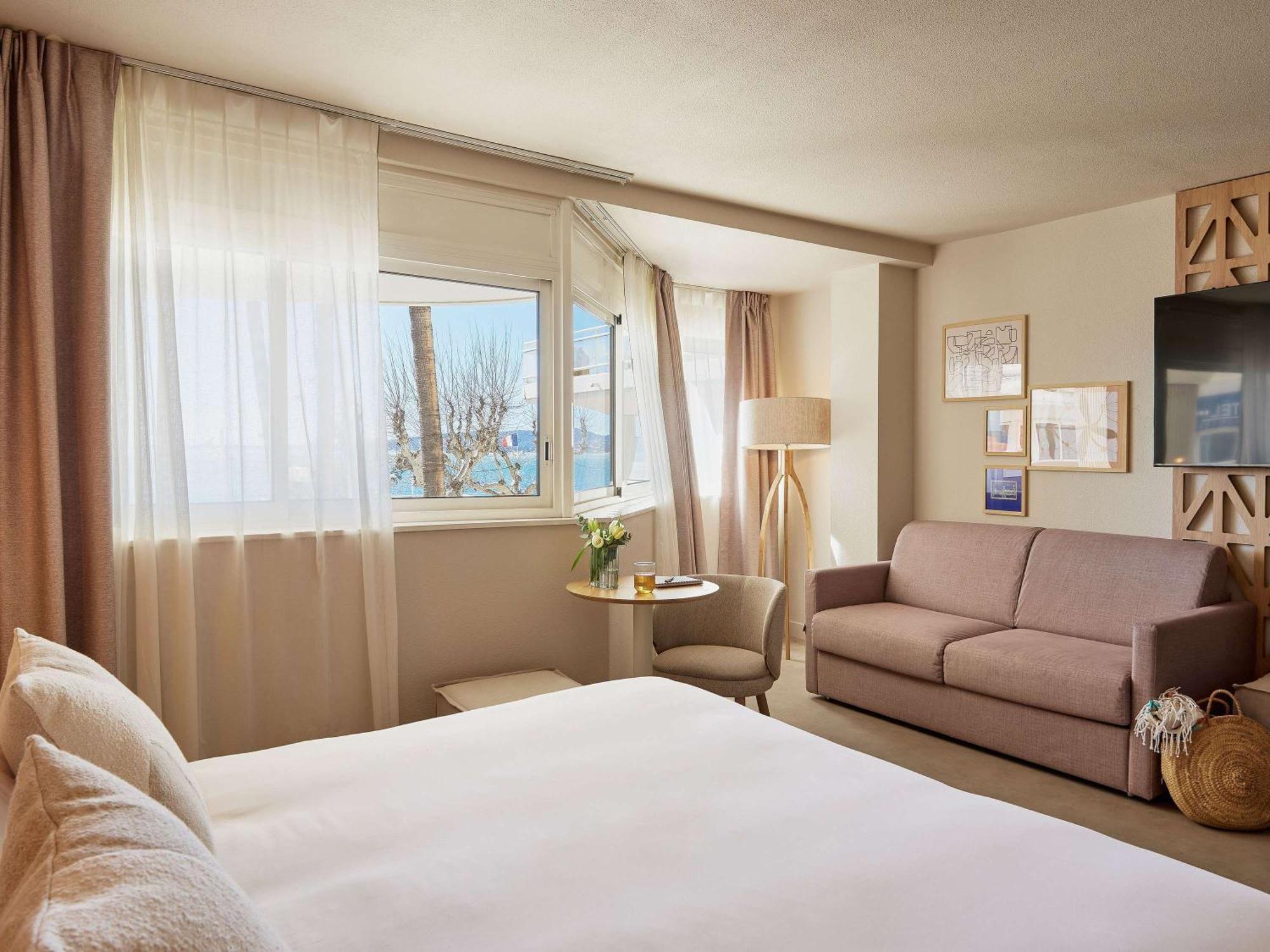 Mercure Raphael Centre Hotel 4*