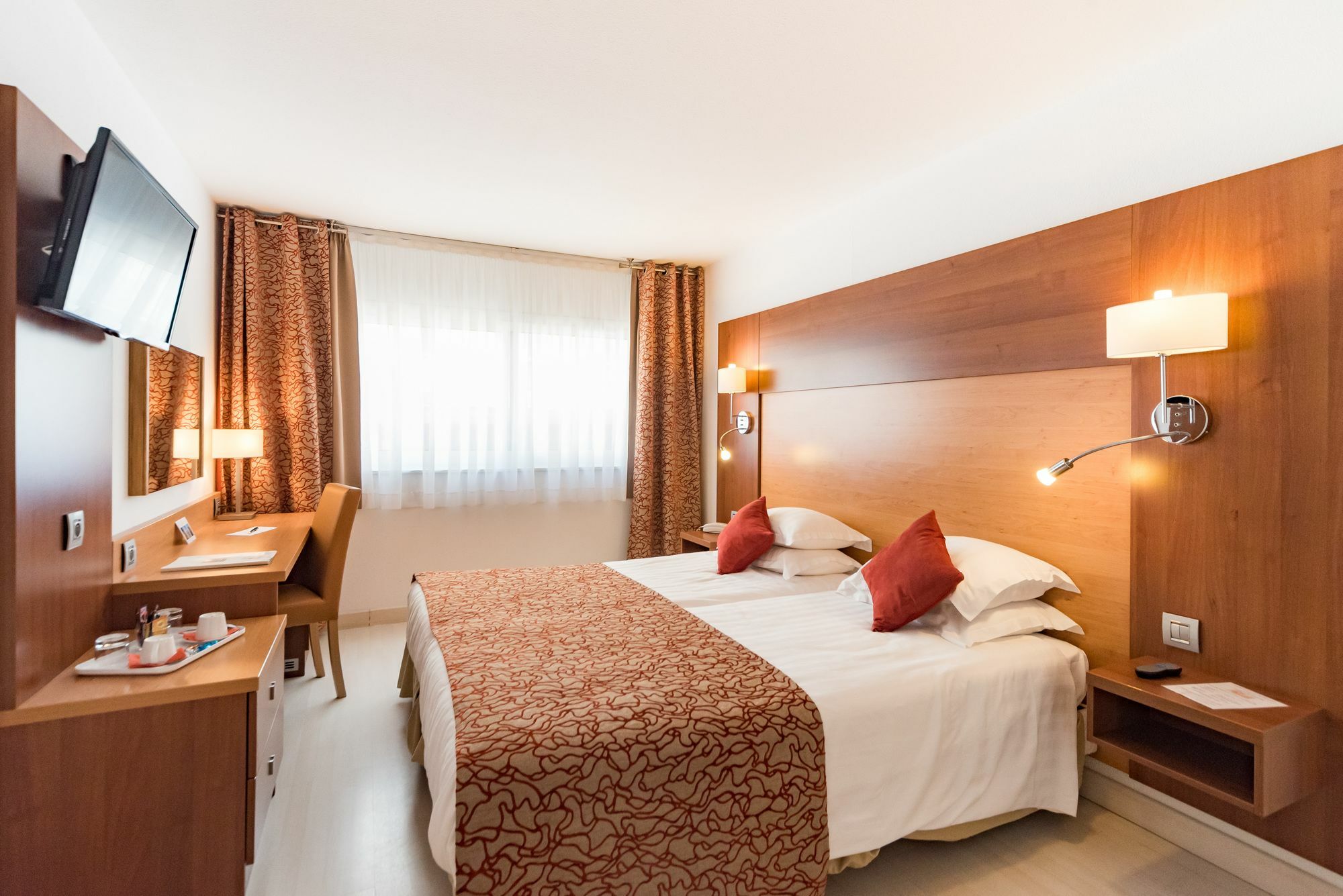 Mercure Raphael Centre Hotel 4*